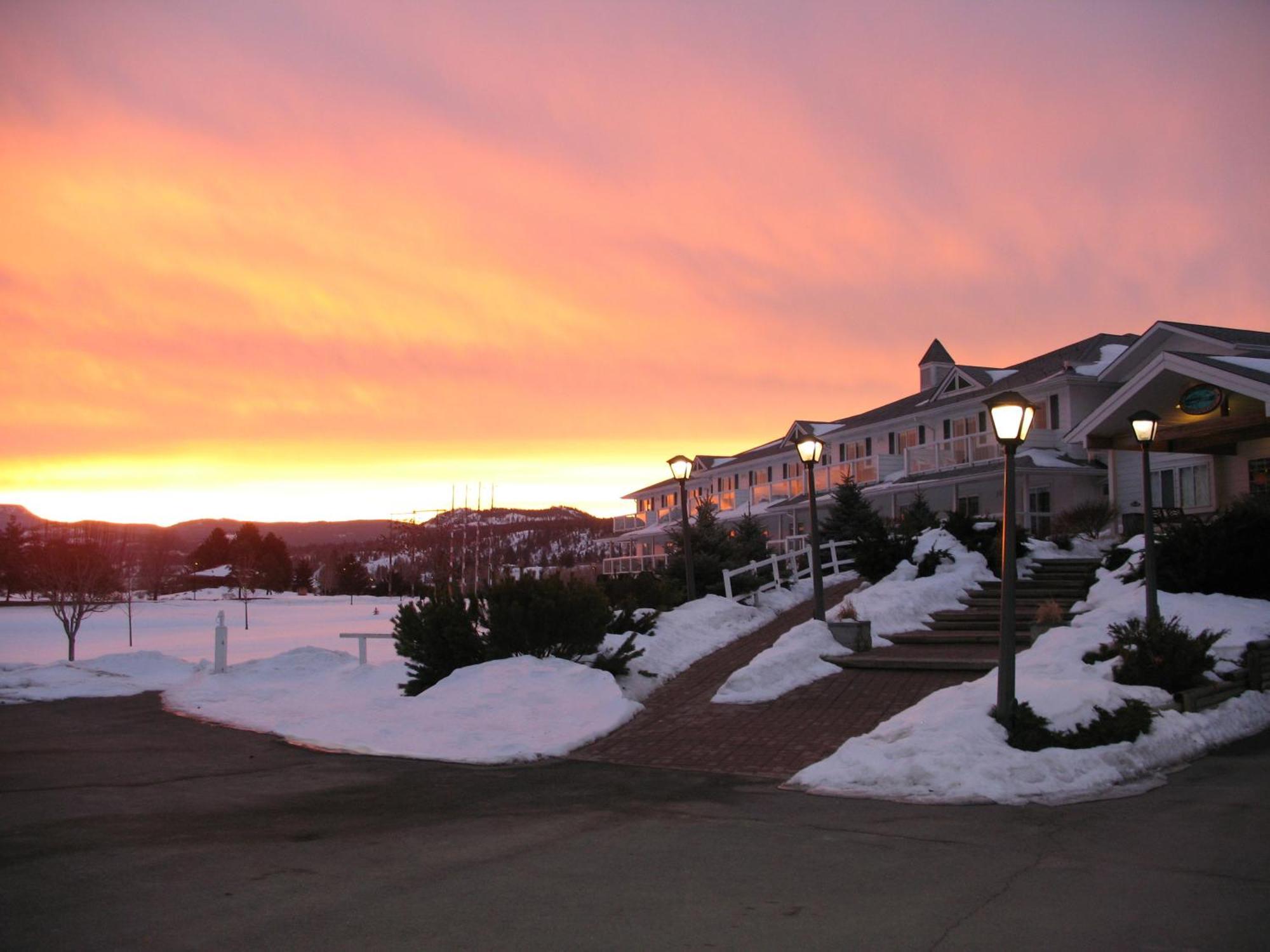 South Thompson Inn & Conference Centre Kamloops Bagian luar foto